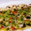 Capaccio de polvo aromatizado com pimentos, azeitonas e rebentos de coentros