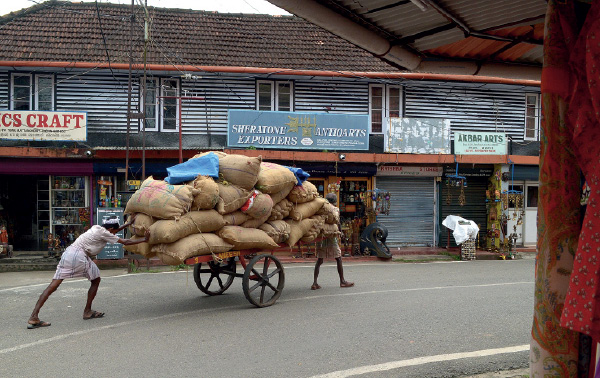 Jew Town
Road, em plena Mattancherry,
está ladeada por lojas de
antiguidades e de especiarias