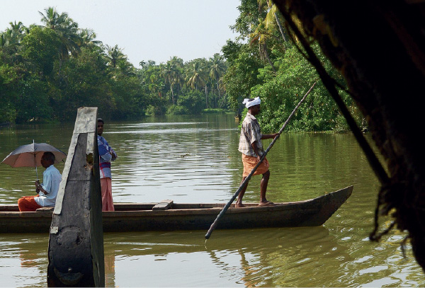 À direita,
em baixo, um
barco prepara-se
para desembarcar
passageiros num
recanto das 