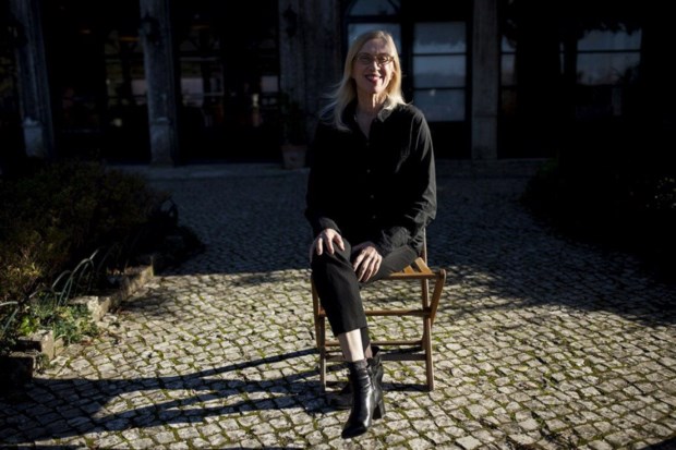 Valerie Steele fotografada no Museu do Traje, em Lisboa