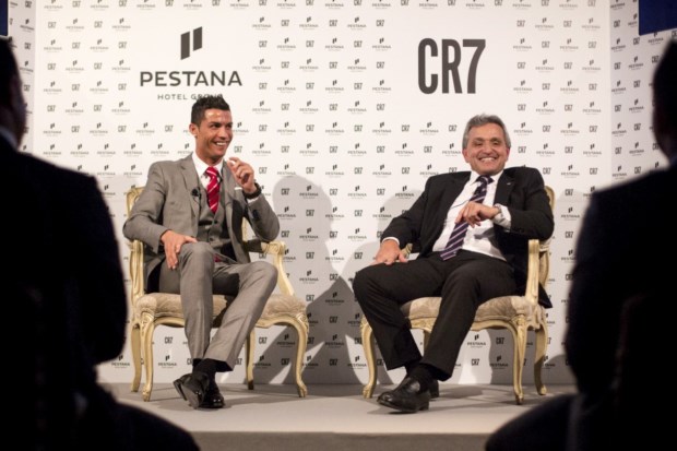 Cristiano Ronaldo e Dionísio Pestana na apresentação da rede PestanaCR7