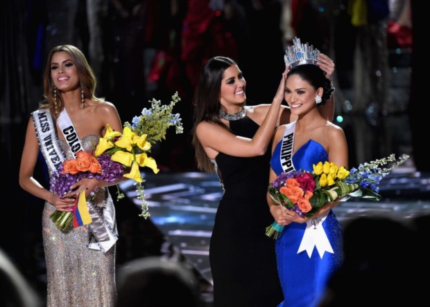A Miss Universo 2014, Paulina Vega, retira a coroa a Ariadna Arevalo para a colocar à primeira classificada, Pia Wurtzbach, das Filipinas