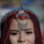 Jing Li veste os trajes tradicionais tibetanos enquanto se prepara para as fotografias do casamento