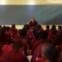 Monges budistas tibetanos assistem a uma aula no mosteiro Sera, em Lhasa