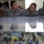 Alunos de uma escola profissional trabalham numa linha de montagem de automóveis improvisada enquanto um grupo de jornalistas estrangeiros faz uma visita organizada pelo governo em Lhasa
