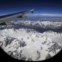As montanhas tibetanas surgem cobertas de neve à medida que o avião sai de Lhasa
