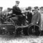 Carl Benz no seu primeiro veículo, motorizado e patenteado em 1886, tirada em Munique no ano de 1925