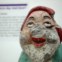 No museu, em Zagreb, um gnomo com duas décadas de Liubliana, Eslovénia. O boneco sofreu ao ser atirado pelos ares por um dos conjugues contra o carro do outro no dia do divórcio... 