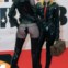 A designer Pam Hogg com uma “mulher misteriosa” que vestiu um macacão preto transparente, com apenas duas estrelas nos mamilos