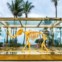 Faena Miami Beach - Gone but not Forgotten de Damien Hirst, o esqueleto de um mamute coberto em ouro de 24 quilates dentro de uma monumental vitrine, pertencente a Len Blavatnik e avaliada em 18 milhões de dólares. 
