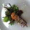 Tártaro de vitela, salada de mostardas e ovo cozido a baixa temperatura