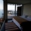 Uma suite no albergue Mirante do Arvrao  na favela Vidigal