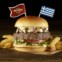 Grécia, Atenas: Greek Burger com hambúrguer acompanhado de rúcula, tomate e uma deliciosa combinação de queijo feta, alcaparras, azeitonas pretas, pimentas verdes e cebola
