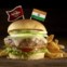 Índia, Mumbai: Tandoori Chicken Burger com hambúrger de peito de frango, marinado em auténticas especiarias aromáticas Tandoori e ervas frescas, coberto com queijo Jack derretido e molho de iogurte e menta, alface estaladiça, tomate e pepino fresco fatiado