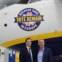 O chanceler do Tesouro, George Osborne, defensor da permanência do RU na UE, com Michael O'Leary, o chefe da Ryanair. Atrás um avião preparado para a campanha