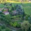 Há um miradouro no alto da quinta de onde se vê toda a propriedade e o Douro ao fundo