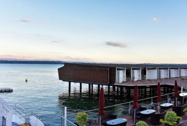 O hotel Palafitte,
construído sobre o lago de
Neuchâtel e a fachada do Savoy.