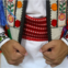 Roménia- O traje masculino consiste numa longa camisa branca com um padrão floral muito colorido