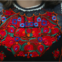 Roménia - O traje feminino consiste numa saia e blusa vermelha e preta bordada