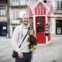 Um turista bebeu uma ginjinha e pediu para ser fotografado em frente ao quiosque com o boneco que o acompanha desde que nasceu e já esteve em mais de 30 países
