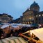 O Parlamento é uma das atracções que vale a pena visitar em Berna (na foto, o mercado das cebolas, que acontece em Novembro)