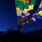 Bandeiras de oração tibetanas esvoaçam junto ao mosteiro de Tsemo, em Leh