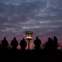 O grupo <i>Charnwood Grove of Druid</i> reúne-se para praticar um ritual de solstício de Inverno, perto de Loughborough, no Reino Unido