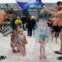 Membros do grupo Nadadores de Inverno despejam baldes de água gelada nas suas filhas de 2 e 7 anos, na cerimónia do dia do Urso Polar em Krasnoyarsk, Rússia, com a temperatura ambiente inferior a 5º C