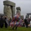 Pessoas celebram o solstício de Inverno em Stonehenge, no Reino Unido