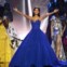 A filipina Pia Alonzo Wurtzbach, vencedora da edição do ano passado do concurso, sobe ao palco para entregar a coroa à nova Miss Universo