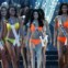 O desfile em fato de banho