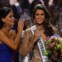 O momento em que a Miss do ano anterior passa a coroa para Iris Mittenaere, a actual Miss Universo