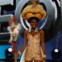 A candidata da Serra Leoa, Hawa Kamara, no desfile de trajes nacionais