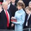 Donald Trump faz o juramento solene em cima de duas bíblias, a oficial e uma de família, nas mãos de Melania