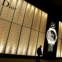 O exterior do stand da Dior é decorado uma espécie de véu que simula a rede utilizada nos vestidos originais da marca