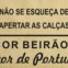 Um autocolante que era distribuído para as casas de banho de homem
