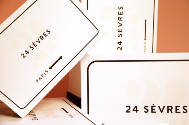 Pacotes de entrega com o logótipo do 24 Sèvres 