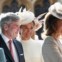 Pippa Middleton com os pais, Michael e Carole Middleton, à saída da Igreja de St. Magdalene, no baptizado na princesa Charlotte