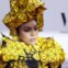 A cantora Dencia pisou a passadeira vermelha num macacão preto e amarelo