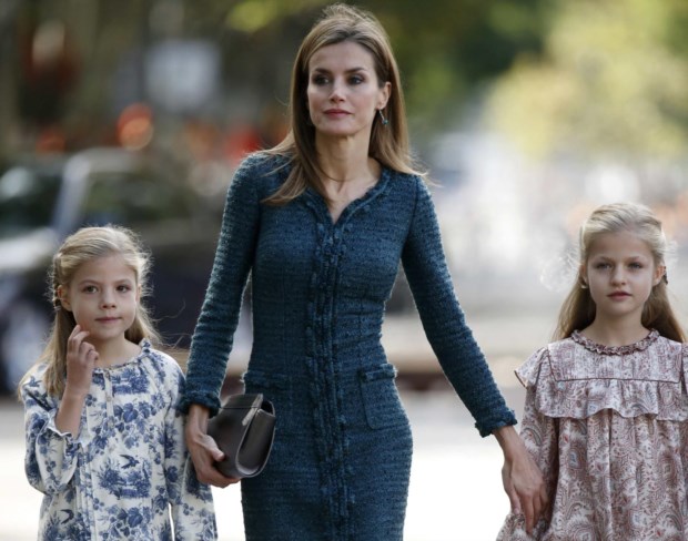 A rainha Letizia e as filhas Sofia (à esquerda) e Leonor (à direita)
