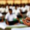 Funcionários do Exército indiano praticam ioga