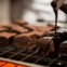 Matilde prepara a sobremesa que leva brownies