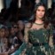 Sara Sampaio desfila em Elie Saab