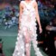 Stella Maxwell no desfile da Fendi, assinado por Karl Lagerfeld