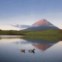 Açores: Lagoa de Capitel, na ilha do Pico.Esta fotografia foi tirada há dois anos, quando Pedro tentou apanhar o reflexo da montanha, ao amanhecer. O resultado está à vista: tons rosa, laranja e violeta, com patos a passear como bónus.