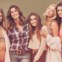 Kaia com a mãe, Cindy Crawford, ao lado de três anjos da Victoria's Secret