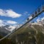 Com vista para o Monte Cervino, na fronteira da Suíça com a Itália, a ponte estende-se ao longo do vale de Grabengufer, nos Alpes