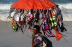 Bikinis à venda na praia de Copacabana
