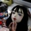 Hitomi Komaki aplica maquilhagem na máscara da boneca