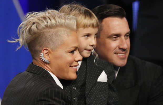 Pink com a família à entrada do evento